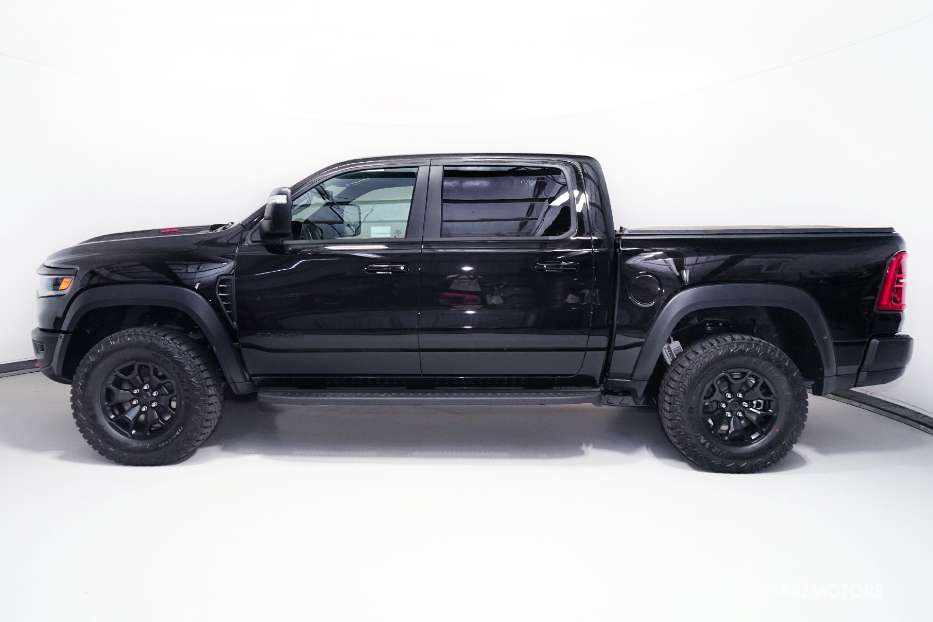 Used 2027 RAM 1500 4x4 Crew Cab image 4