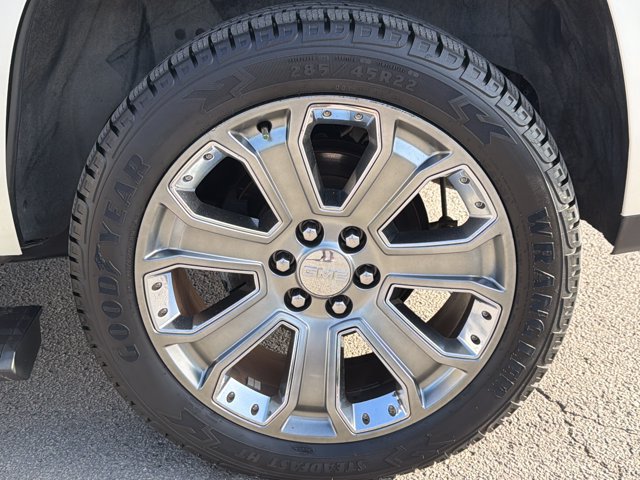 Used 2015 GMC Yukon Denali w/ Premium Package AWD/4WD image 31