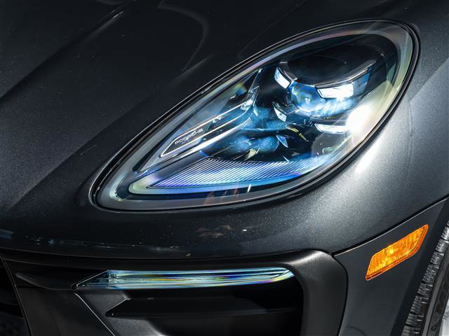 Certified 2025 Porsche Macan image 12