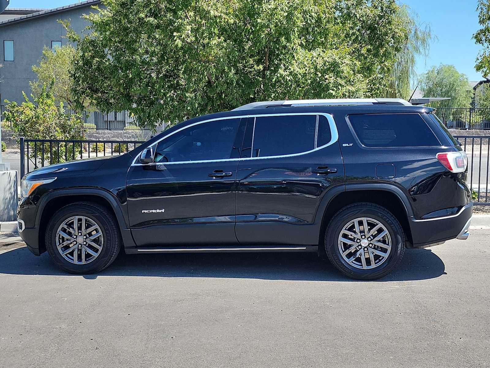 Used 2018 GMC Acadia SLT w/ LPO, Black Accent Package FWD image 5