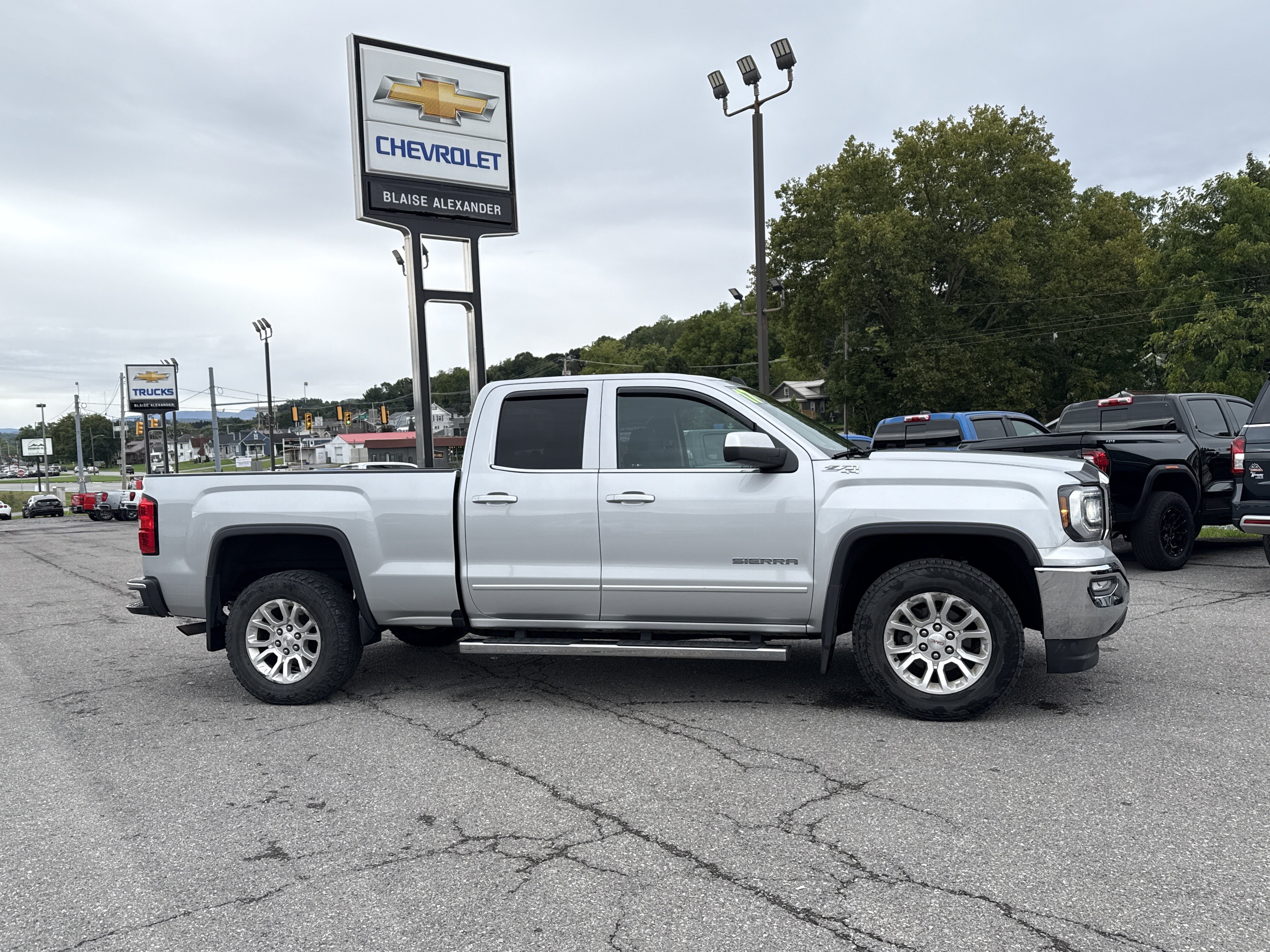 Used 2017 GMC Sierra 1500 SLE w/ SLE Value Package AWD/4WD image 2