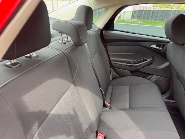 Used 2015 Ford Focus SE w/ SE Sport Package image 12
