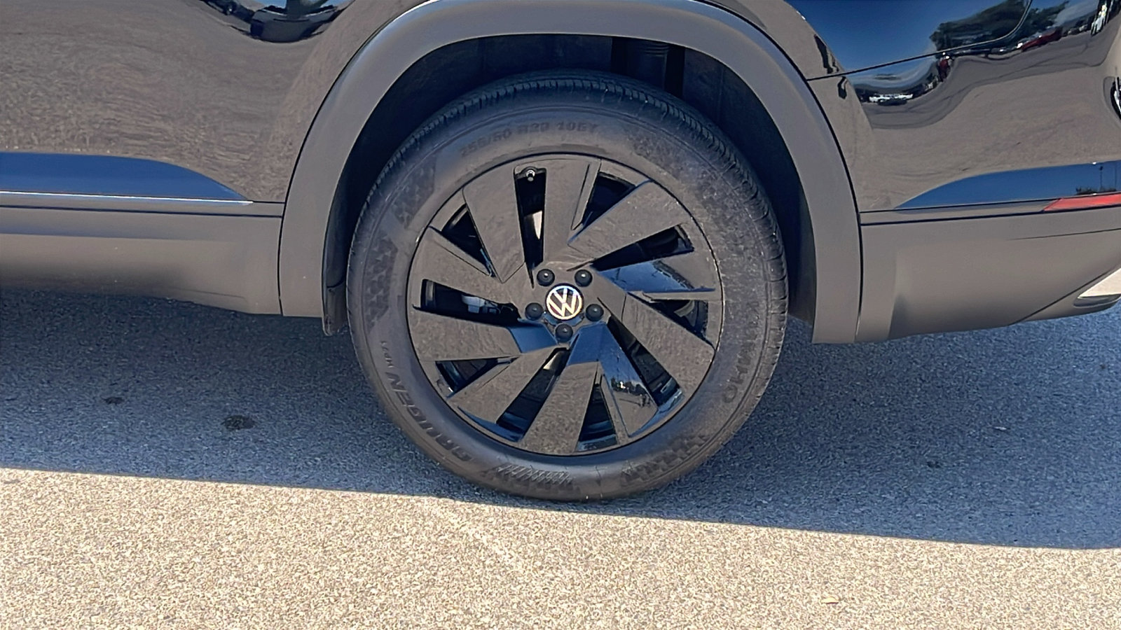 Used 2024 Volkswagen Atlas SE w/ Black Wheel Package image 5