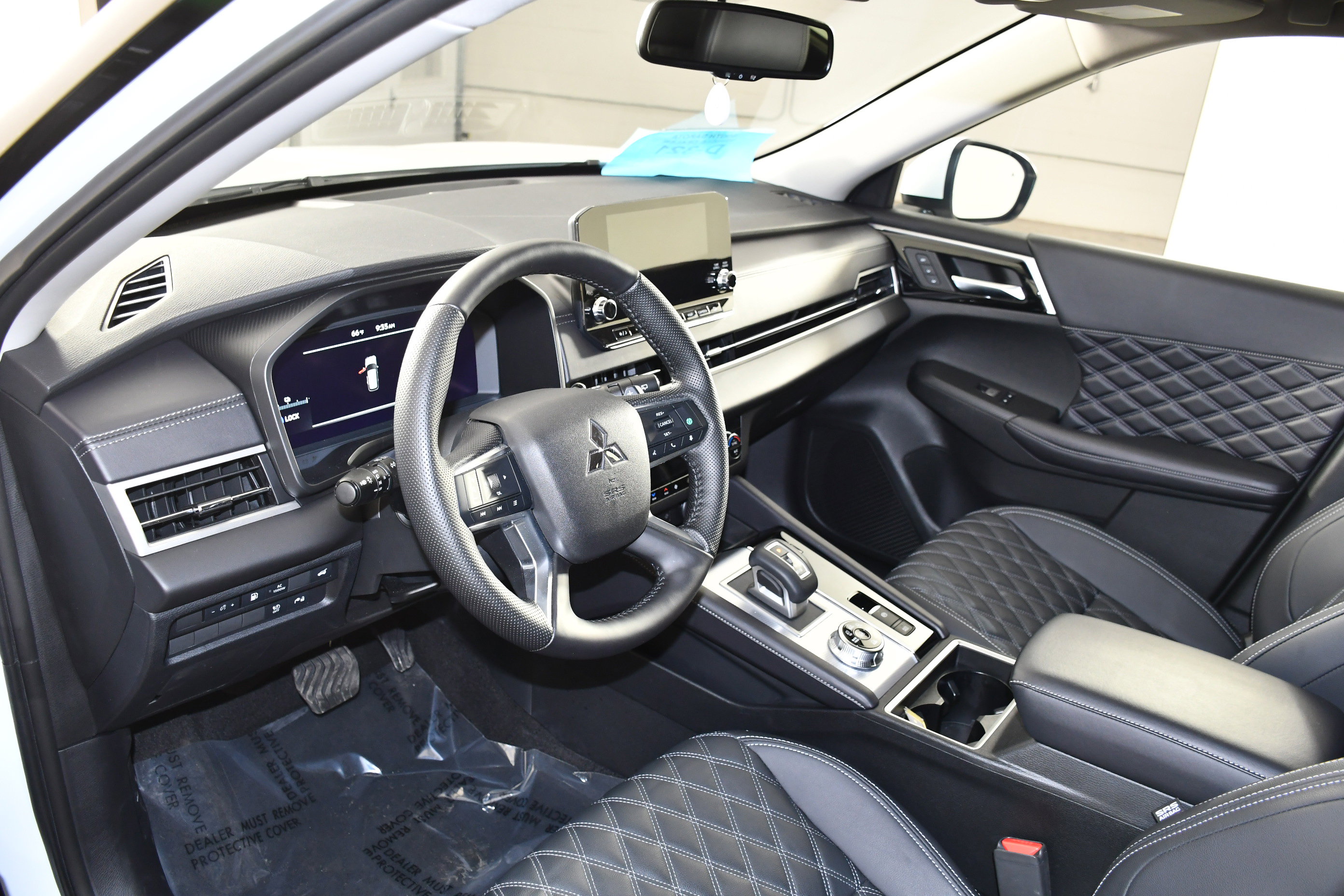 Used 2025 Mitsubishi Outlander SEL image 2