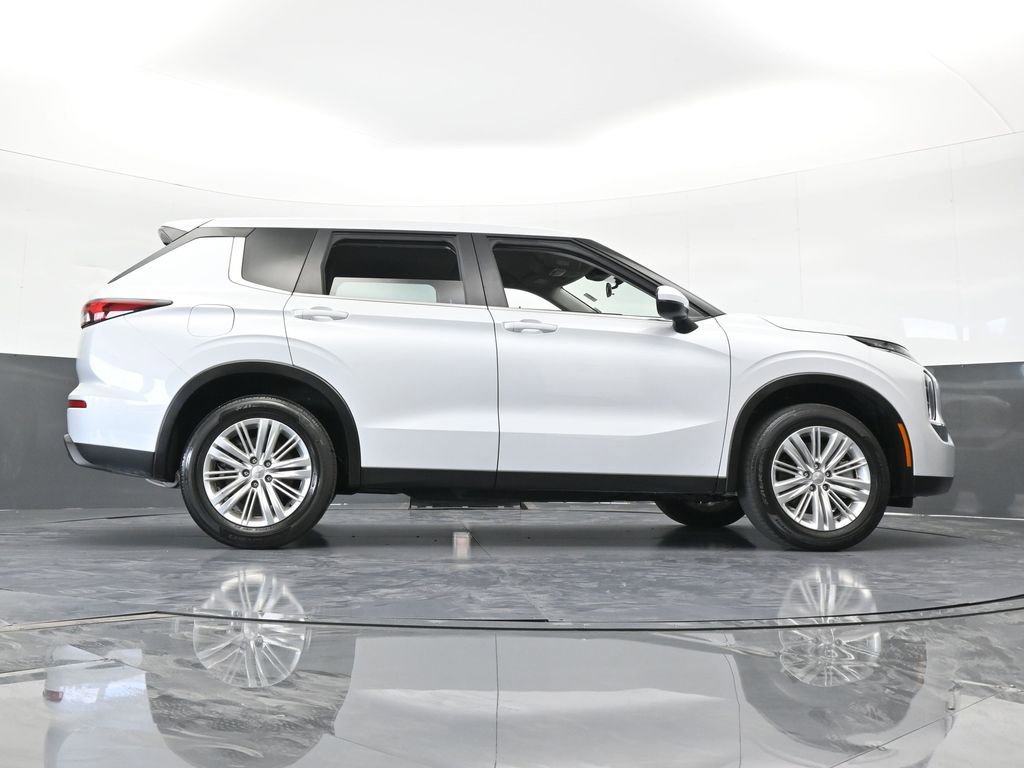 Used 2023 Mitsubishi Outlander ES image 61
