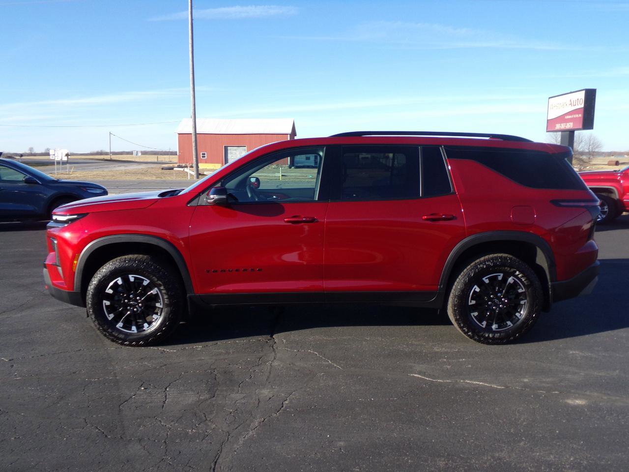 Used 2025 Chevrolet Traverse Z71 image 2