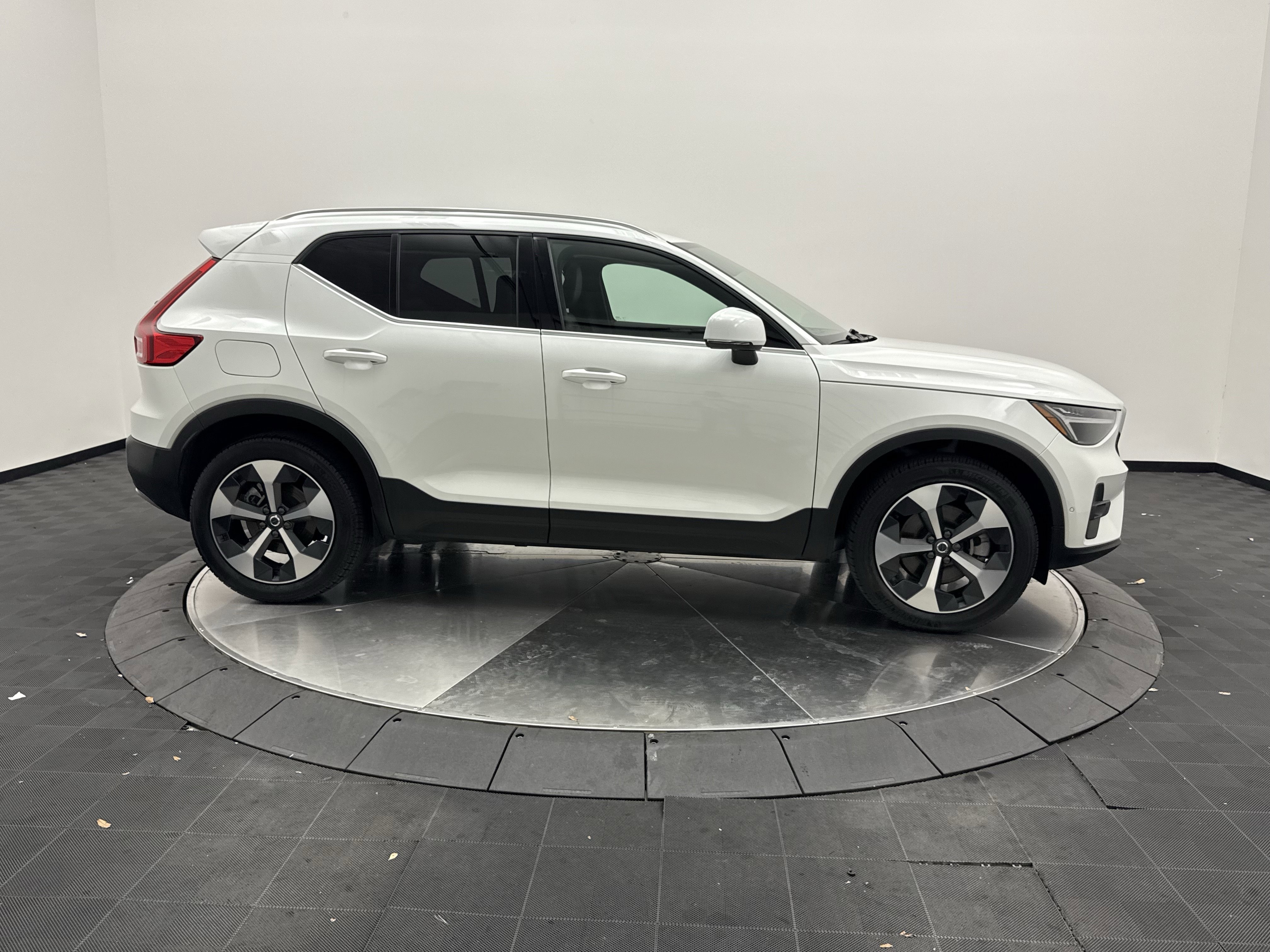 Certified 2025 Volvo XC40 B5 Plus AWD/4WD image 8