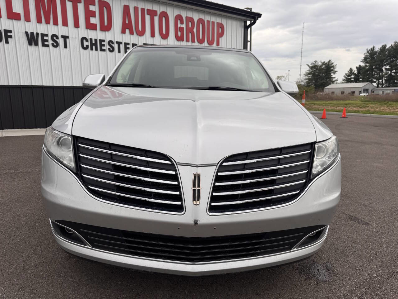 Used 2019 Lincoln MKT AWD image 3