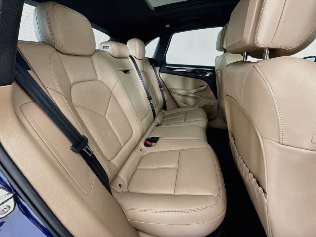 Certified 2025 Porsche Macan AWD/4WD image 28