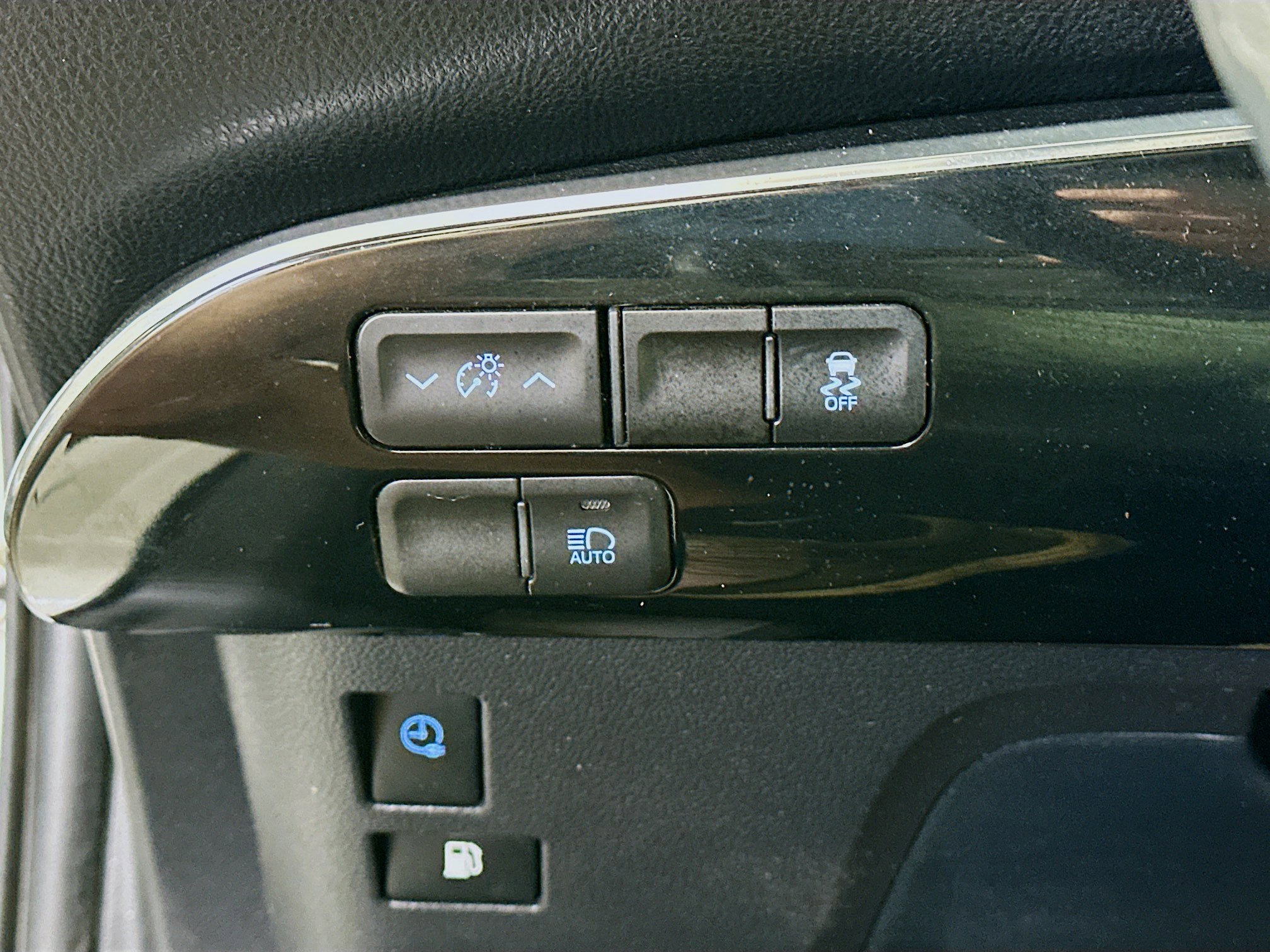 Used 2018 Toyota Prius Prime Premium FWD image 16