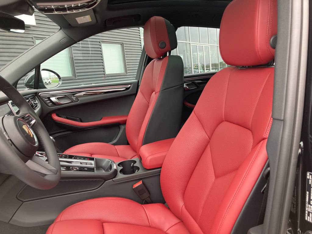 Used 2025 Porsche Macan AWD/4WD image 5