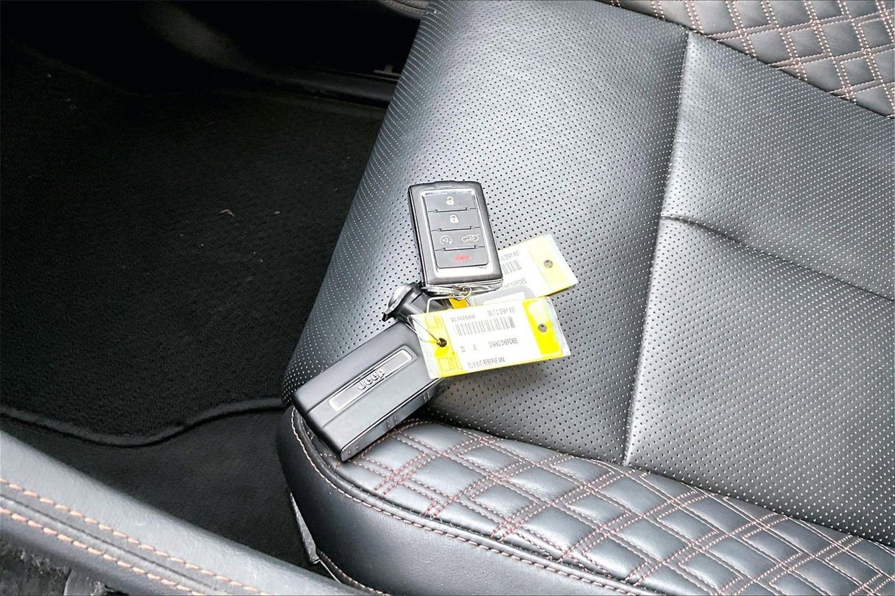 Certified 2022 Jeep Grand Cherokee Summit image 32