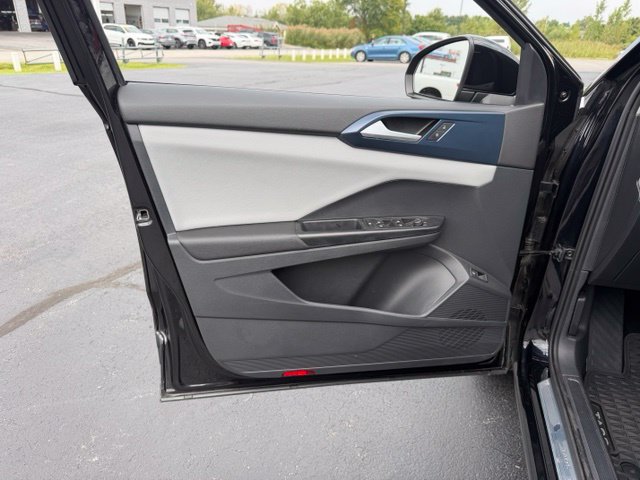 Used 2023 Volkswagen Taos SE w/ Panoramic Sunroof Package AWD/4WD image 20