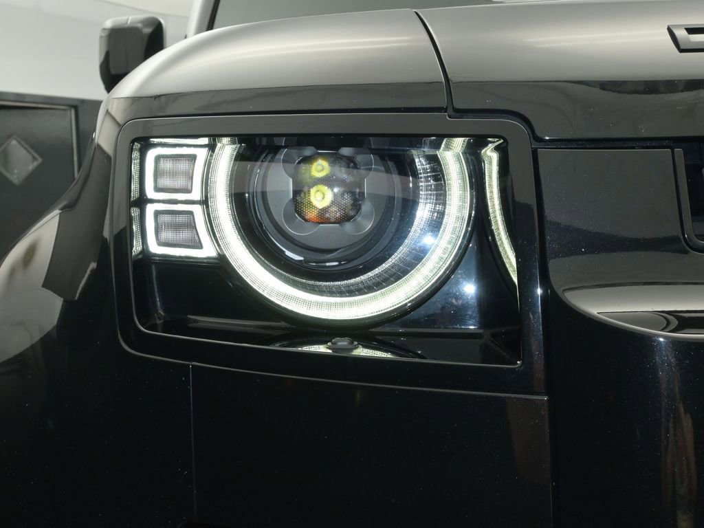 Used 2023 Land Rover Defender 110 X-Dynamic SE image 9