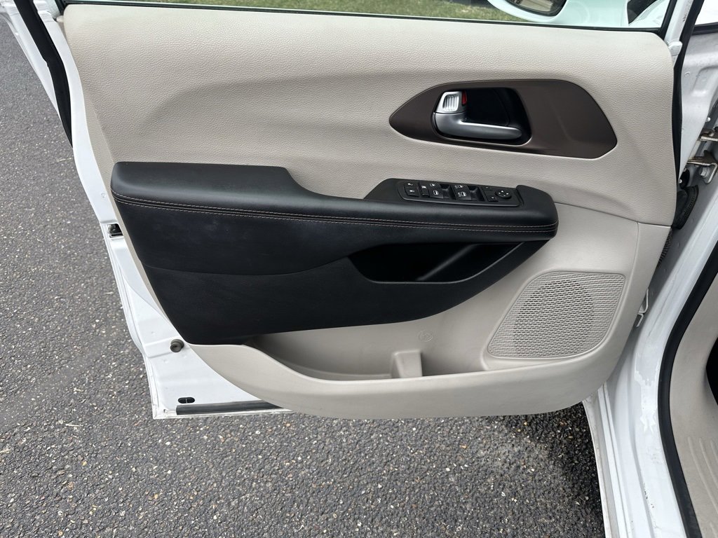 Used 2019 Chrysler Pacifica Touring-L image 10