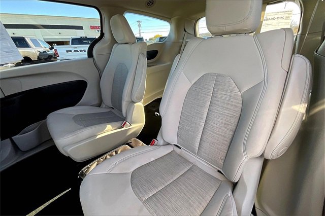 Used 2017 Chrysler Pacifica Touring Plus image 28