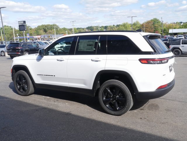New 2025 Jeep Grand Cherokee Altitude image 11