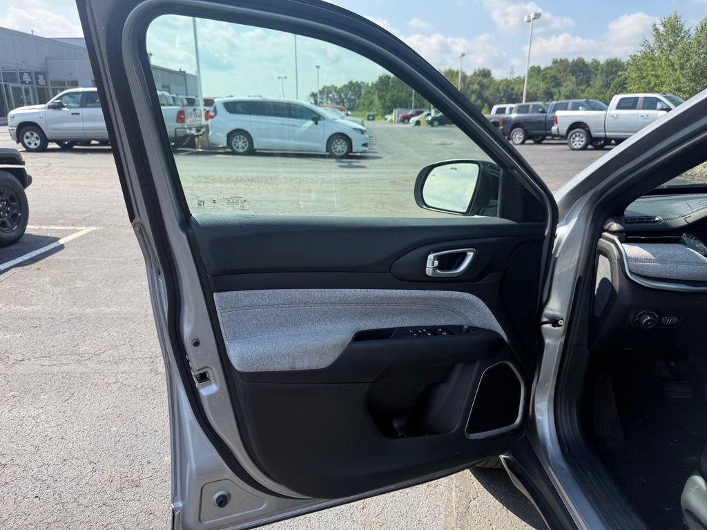 Used 2024 Jeep Compass Latitude AWD/4WD image 11