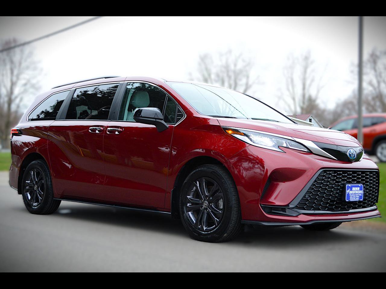 Used 2024 Toyota Sienna XSE AWD/4WD image 3