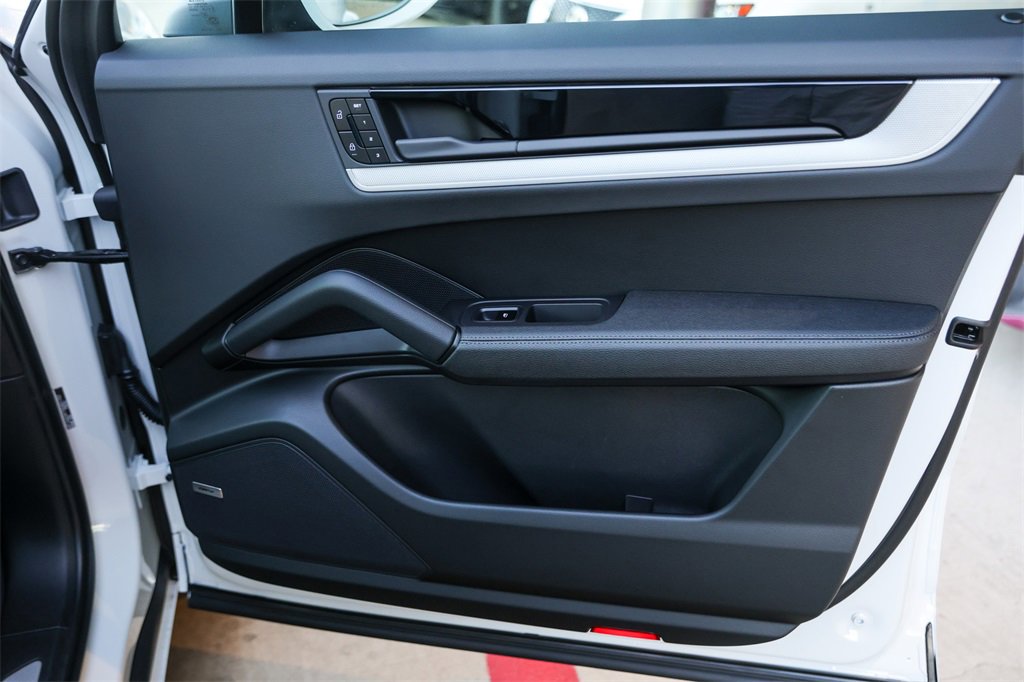 Used 2025 Porsche Cayenne image 25