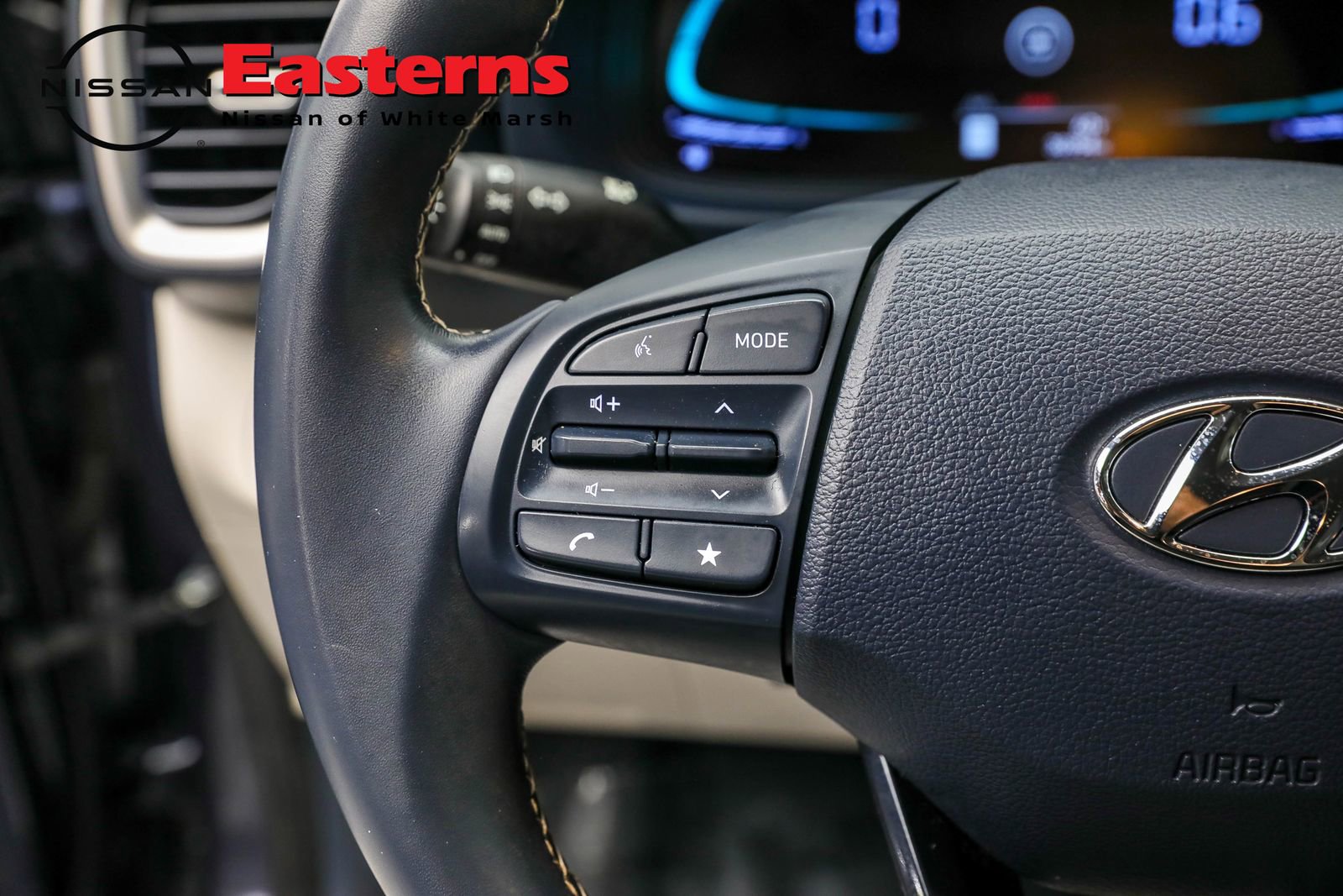 Used 2023 Hyundai Venue Limited image 22