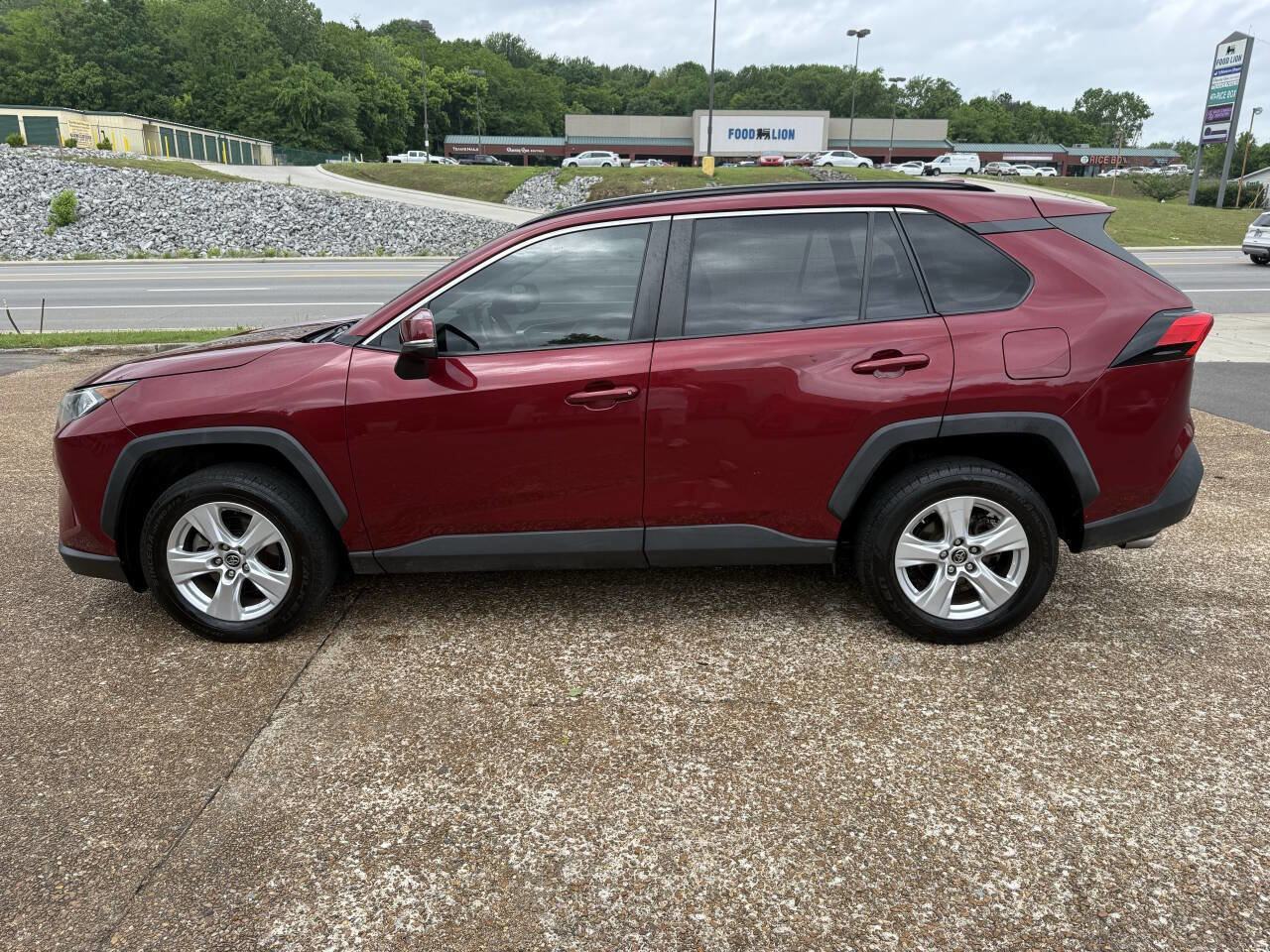 Used 2019 Toyota RAV4 XLE FWD image 9