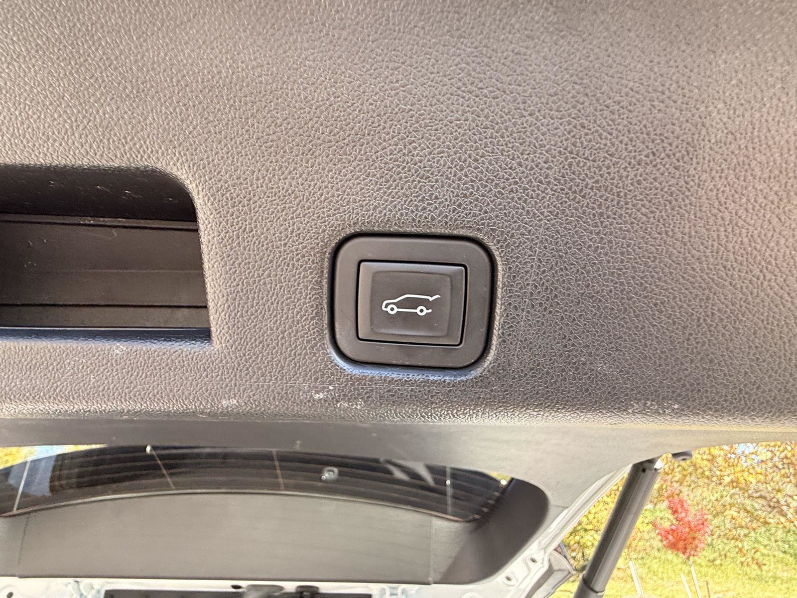 Used 2024 Chevrolet Traverse LS w/ Midnight/Sport Edition FWD image 18