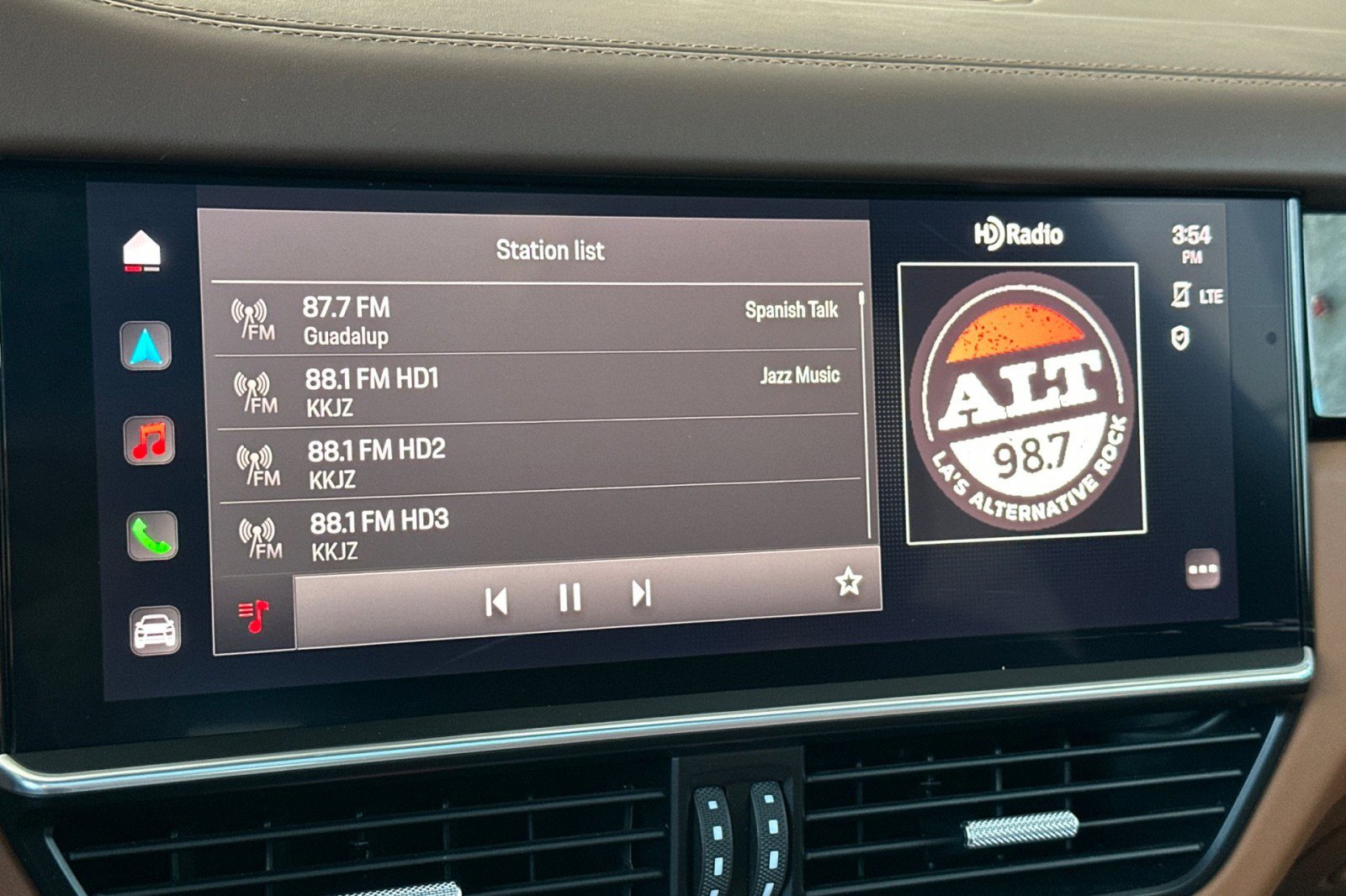 Certified 2023 Porsche Cayenne AWD/4WD image 18