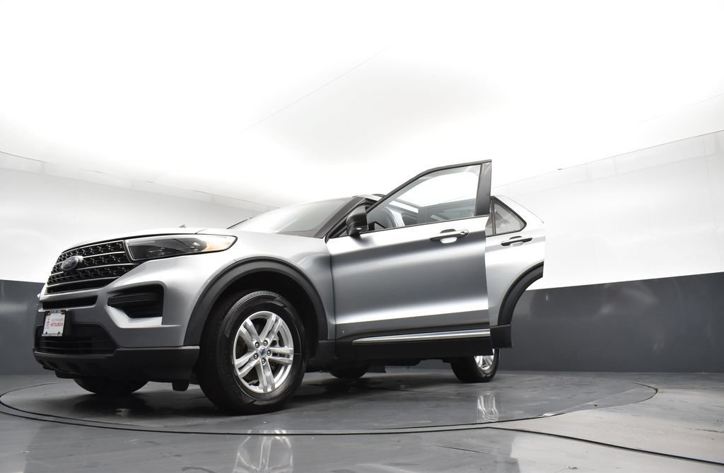 Used 2023 Ford Explorer XLT AWD/4WD image 30
