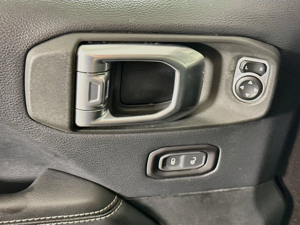 Used 2018 Jeep Wrangler Unlimited Sahara AWD/4WD image 23