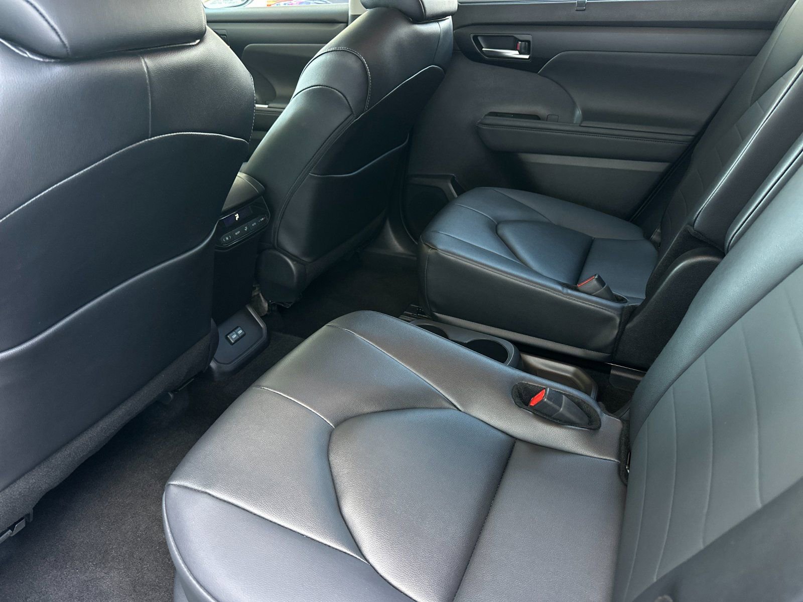 Used 2025 Toyota Highlander XLE FWD image 11