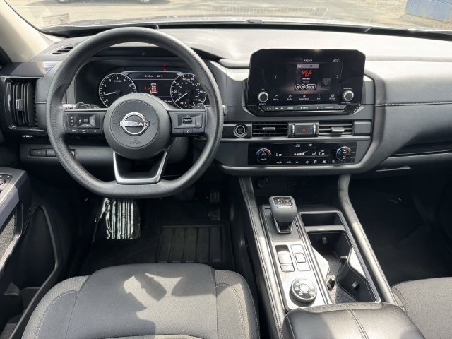 Used 2024 Nissan Pathfinder S AWD/4WD image 3