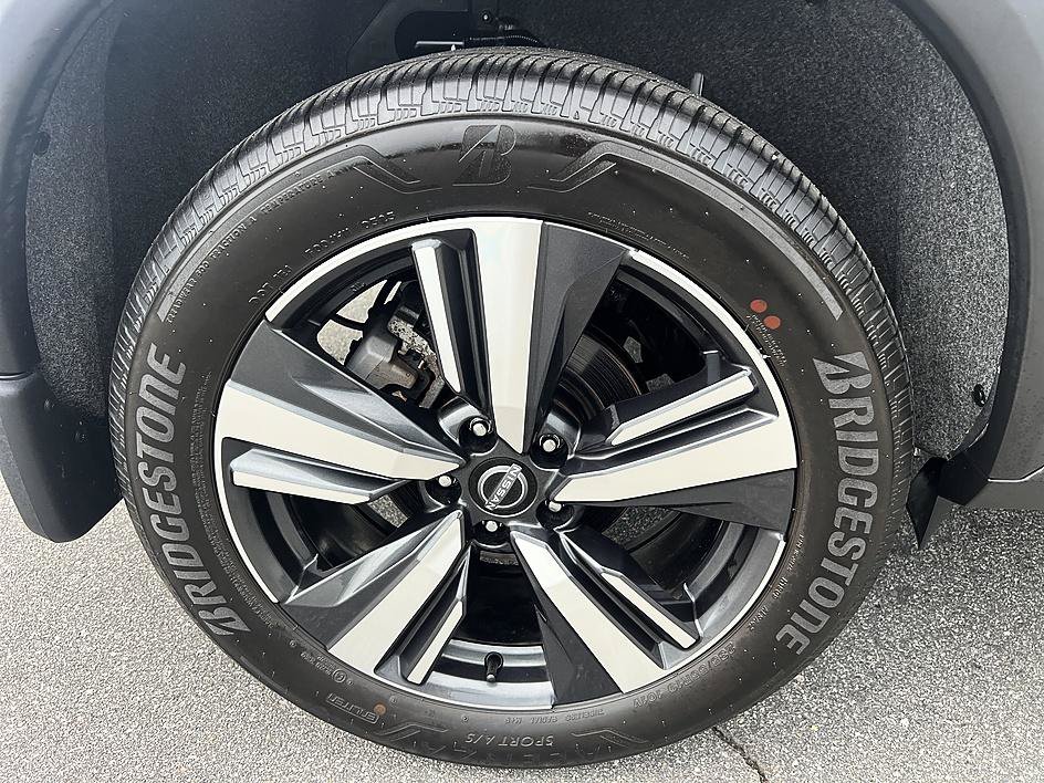 Certified 2025 Nissan Rogue SL w/ Tech Package AWD/4WD image 11