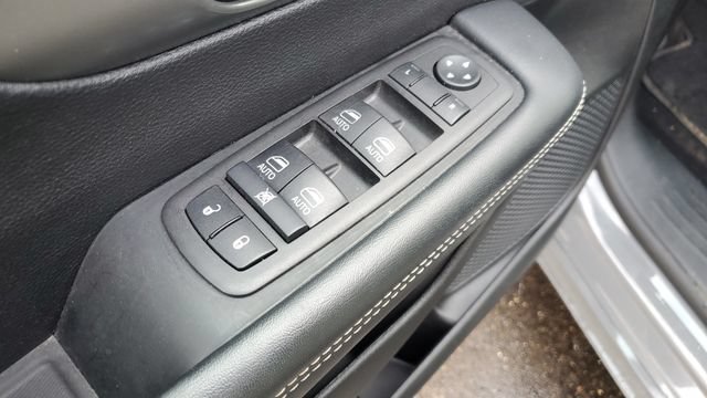 Certified 2025 Chrysler Pacifica Select image 8