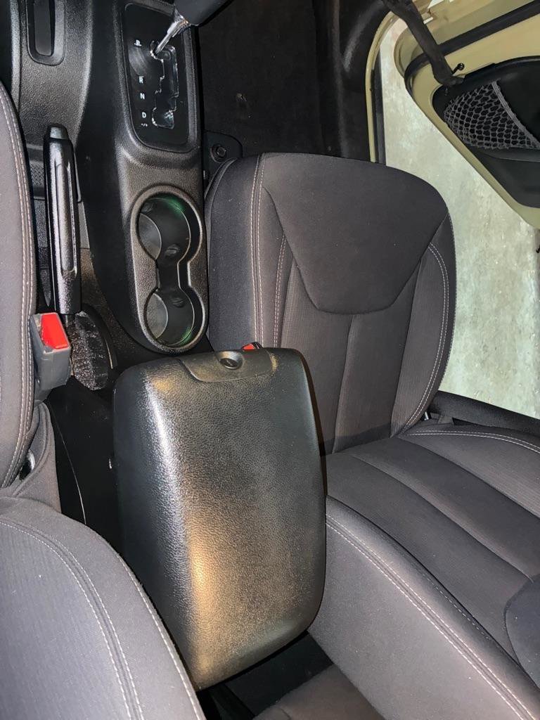 Used 2013 Jeep Wrangler Unlimited Rubicon image 24