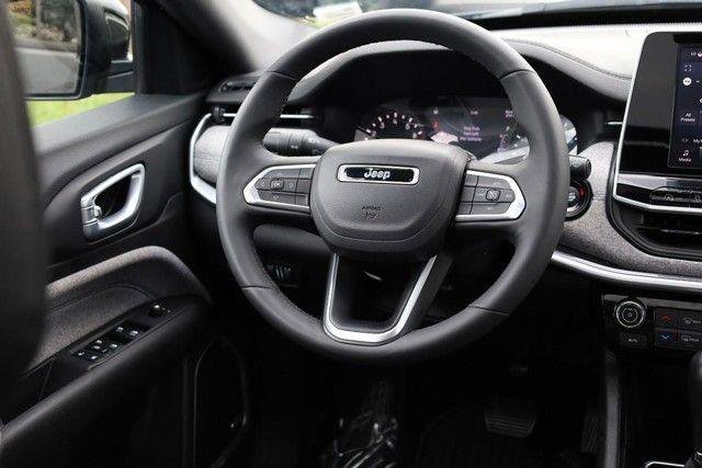 Used 2025 Jeep Compass Latitude w/ Sun & Sound Group AWD/4WD image 23