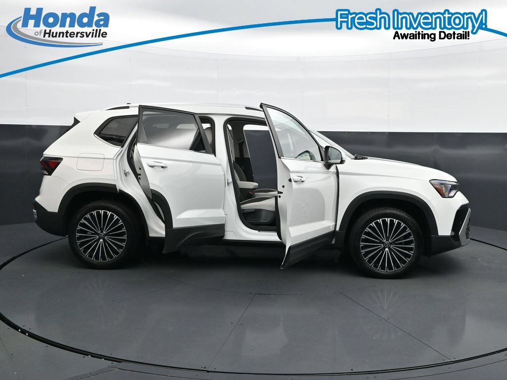 Used 2025 Volkswagen Taos SE w/ Panoramic Sunroof Package FWD image 39