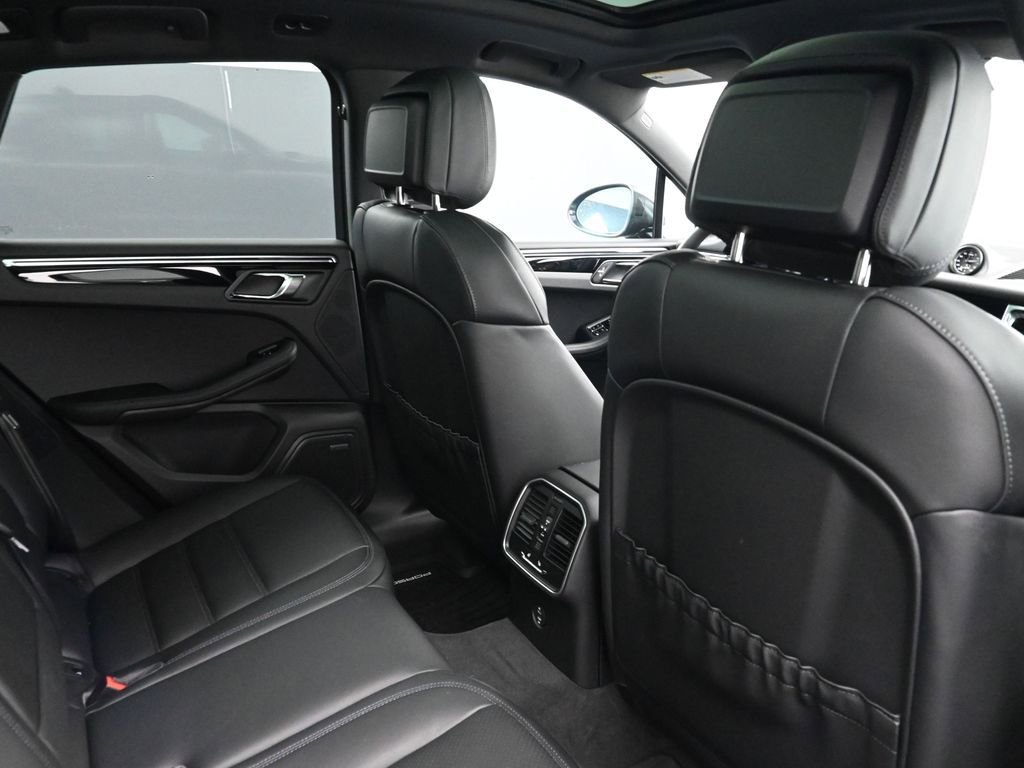 Certified 2026 Porsche Macan image 7
