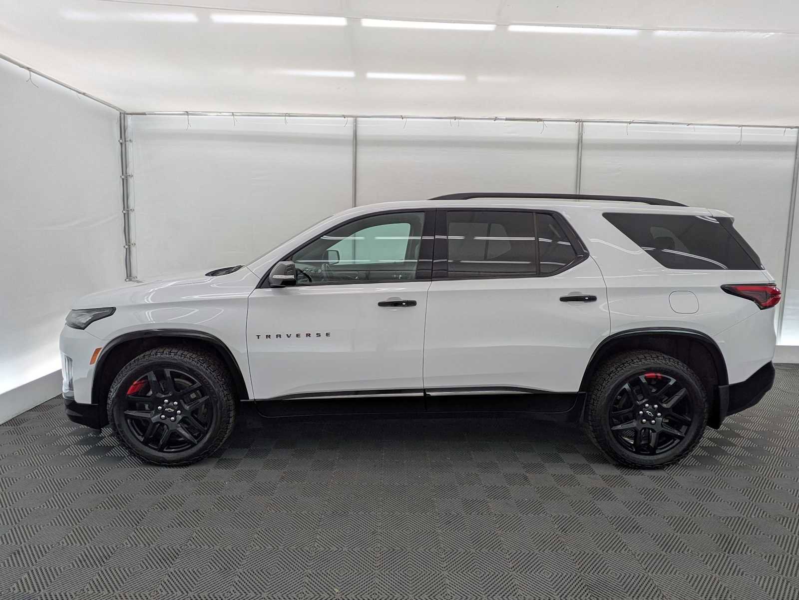 Used 2024 Chevrolet Traverse Premier w/ Redline Edition AWD/4WD image 3