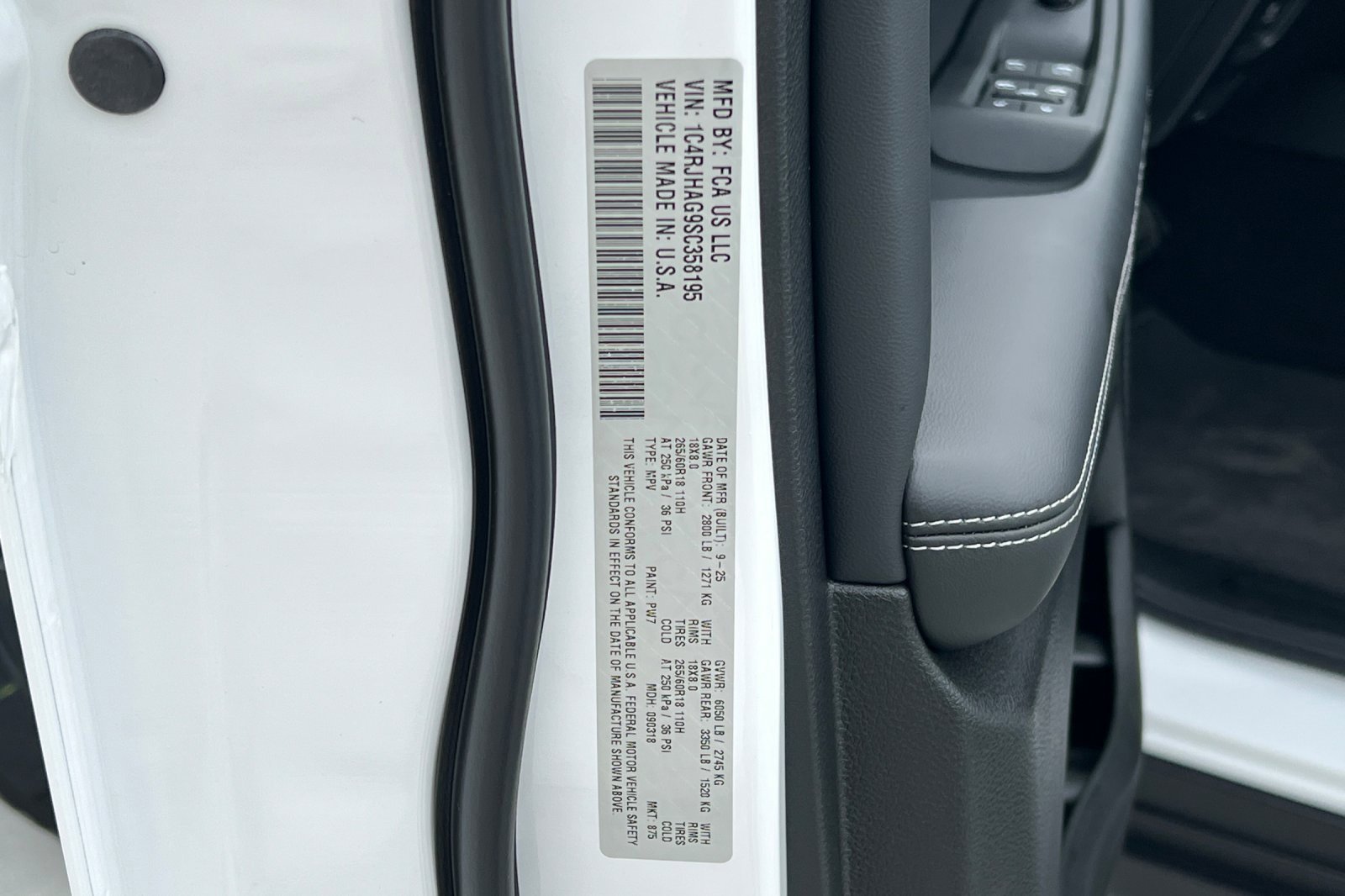 New 2025 Jeep Grand Cherokee Altitude image 27