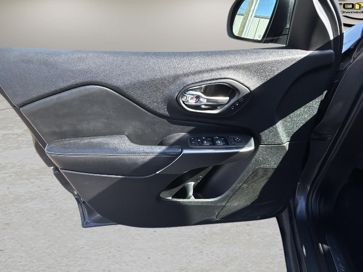 Used 2020 Jeep Cherokee Limited image 18