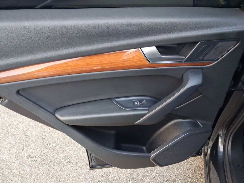 Used 2023 Audi Q5 2.0T Premium w/ Convenience Package image 11