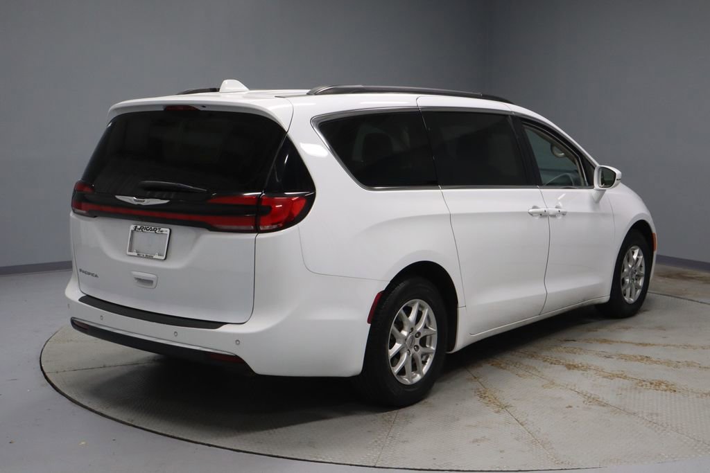 Used 2022 Chrysler Pacifica Touring-L image 10