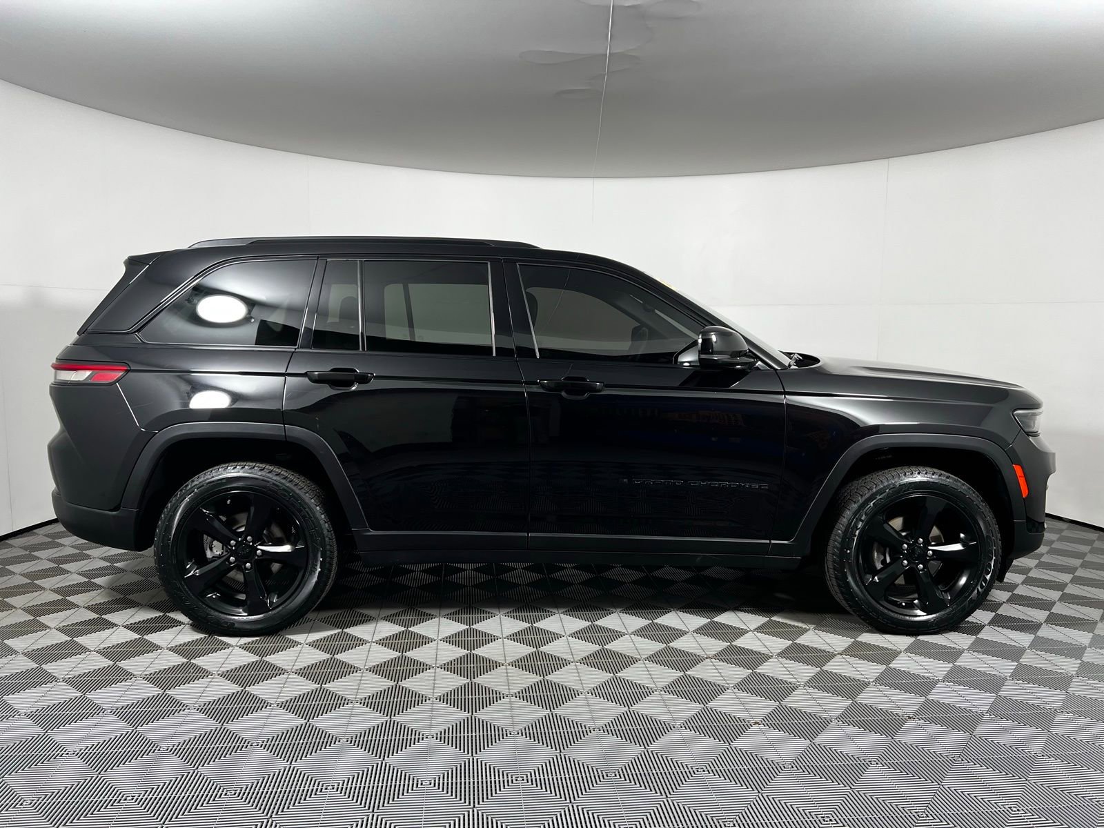 Used 2023 Jeep Grand Cherokee Altitude image 4