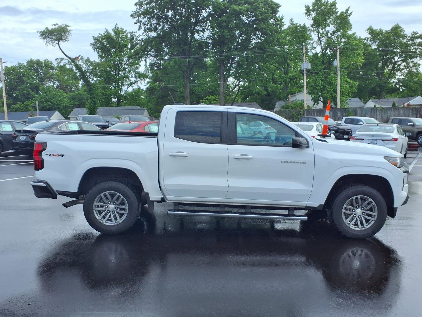 Used 2023 Chevrolet Colorado LT w/ LT Convenience Package II AWD/4WD image 2