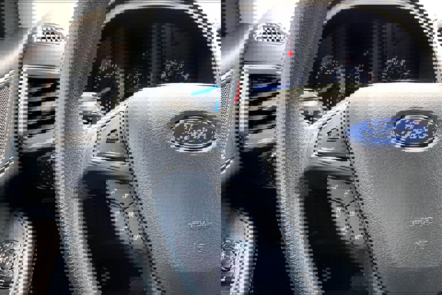 Used 2018 Ford Edge SE FWD image 23