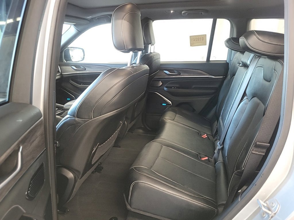 Used 2023 Jeep Grand Cherokee Overland AWD/4WD image 12