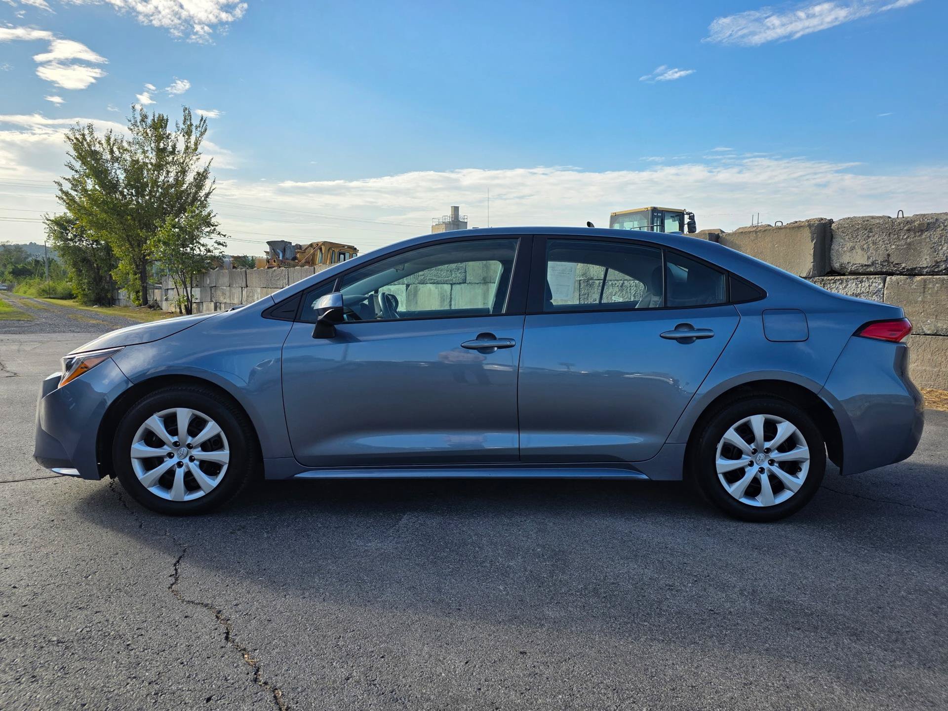 Used 2025 Toyota Corolla LE FWD image 4