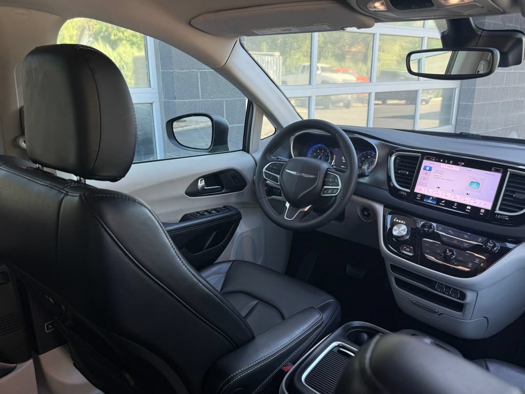 Used 2023 Chrysler Pacifica Touring-L FWD image 42