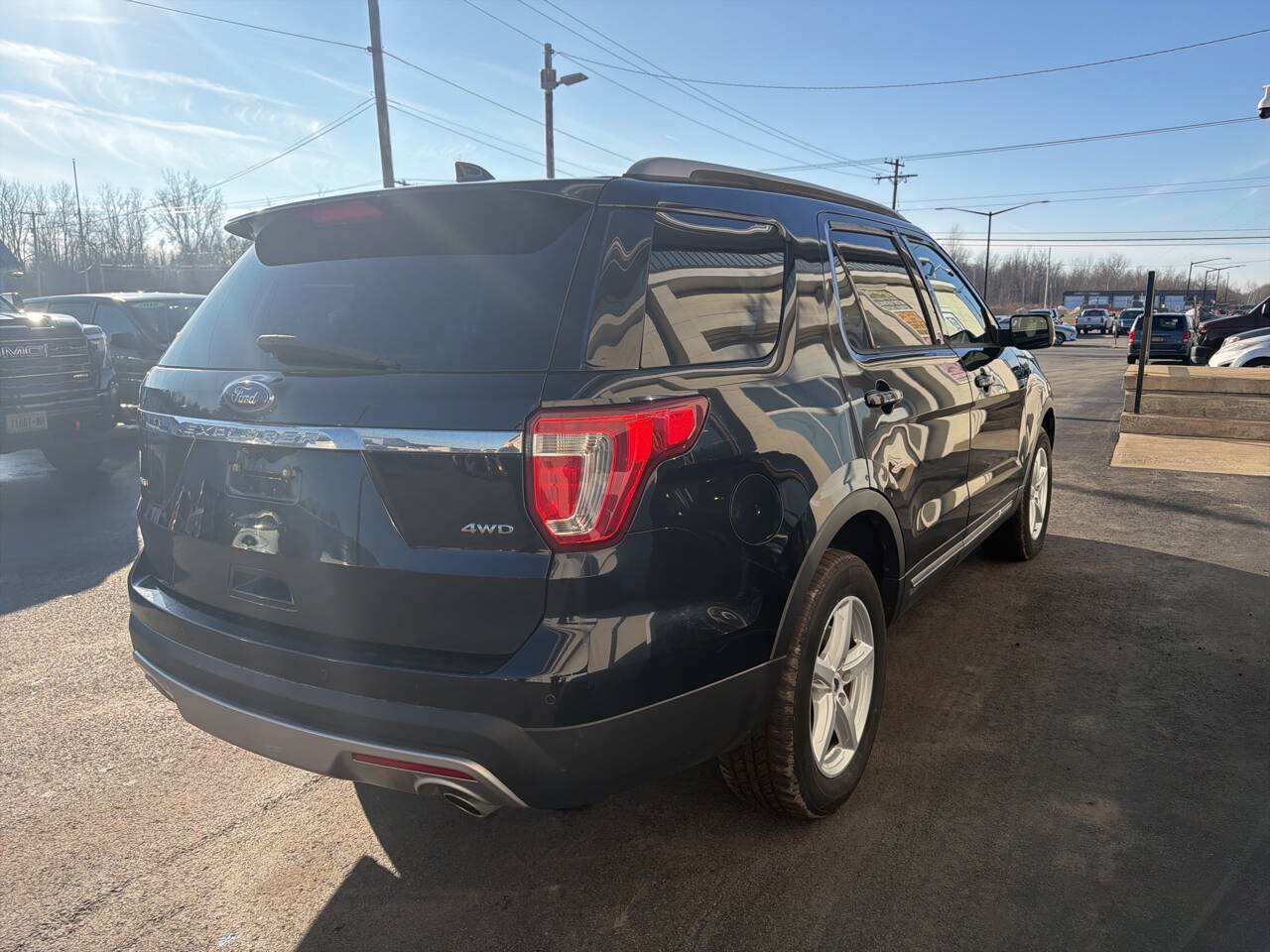 Used 2017 Ford Explorer XLT w/ Equipment Group 201A AWD/4WD image 5